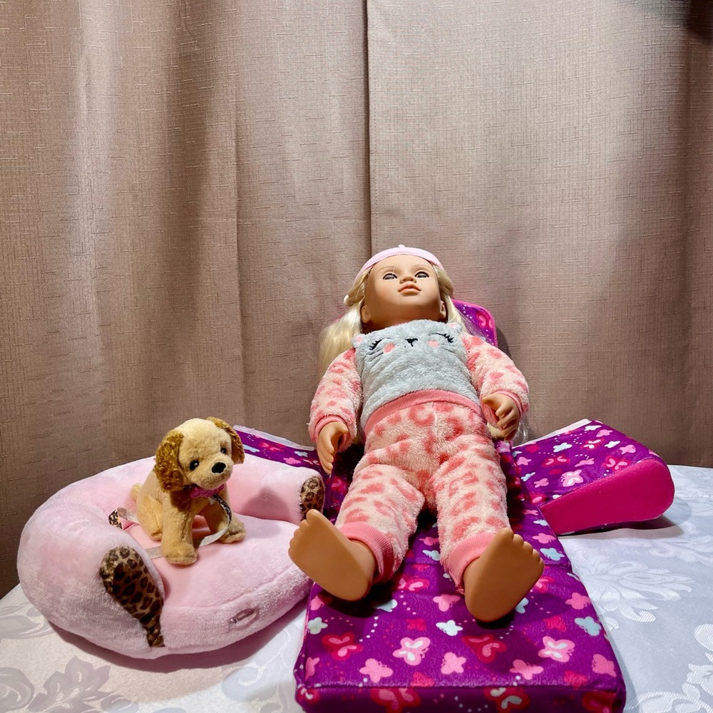 Our Generation Meagan 18-inch doll with Dog, Dog Bed, & convertible sofa bed GUC - Picture 2 of 10